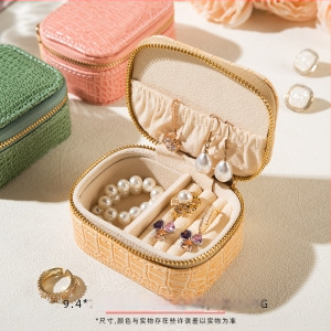 Rīsu velūra juvelierizstrādājumu kastīte prsteniem, auskarām un kulonam — pārnēsājama, augstas kvalitātes iepakojums