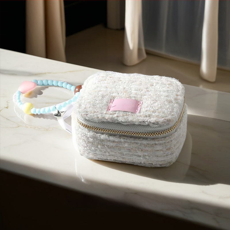 Rīsu velūra juvelierizstrādājumu kastīte prsteniem, auskarām un kulonam — pārnēsājama, augstas kvalitātes iepakojums