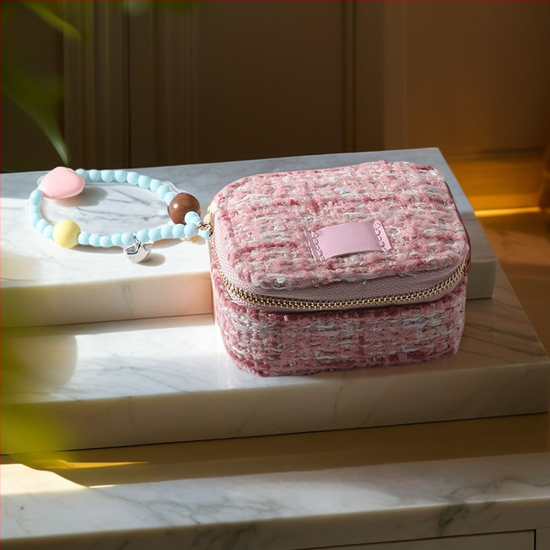 Rīsu velūra juvelierizstrādājumu kastīte prsteniem, auskarām un kulonam — pārnēsājama, augstas kvalitātes iepakojums