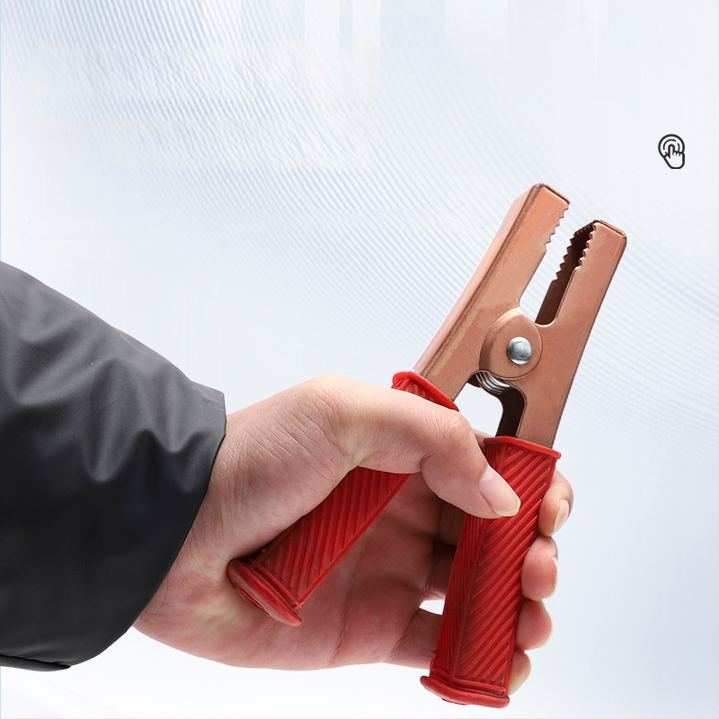 Iš gryno vario pagamintas krokodilo klipsas su gaubteliu laidimu ir automobilio akumuliatoriaus testavimui