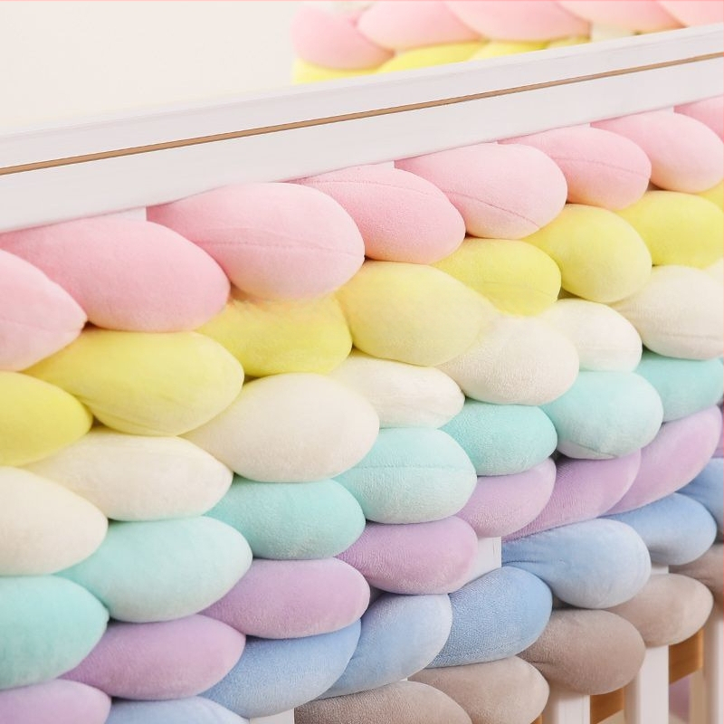 Zīdaiņa gultiņas sargs ar pītu audumu un antikolīzijas lenti