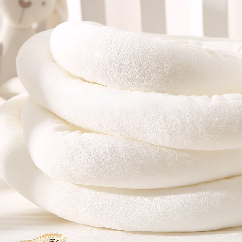 Zīdaiņa gultiņas sargs ar pītu audumu un antikolīzijas lenti