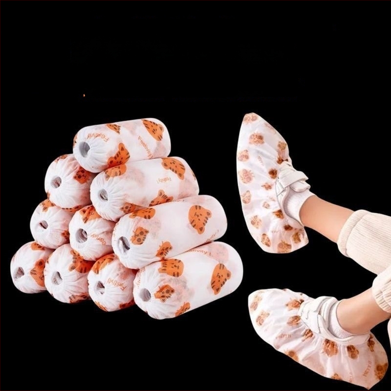 Vienkartiniai nepluošto avalynės uždangalai, su karikatūrų spauda, pakuotėje 50 vnt