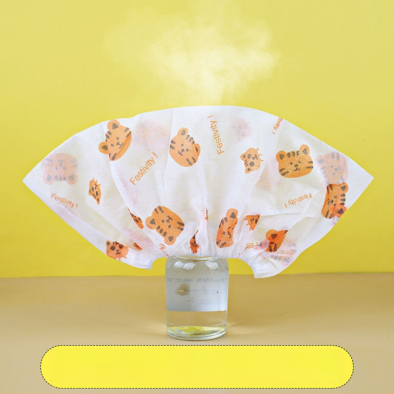 Vienkartiniai nepluošto avalynės uždangalai, su karikatūrų spauda, pakuotėje 50 vnt