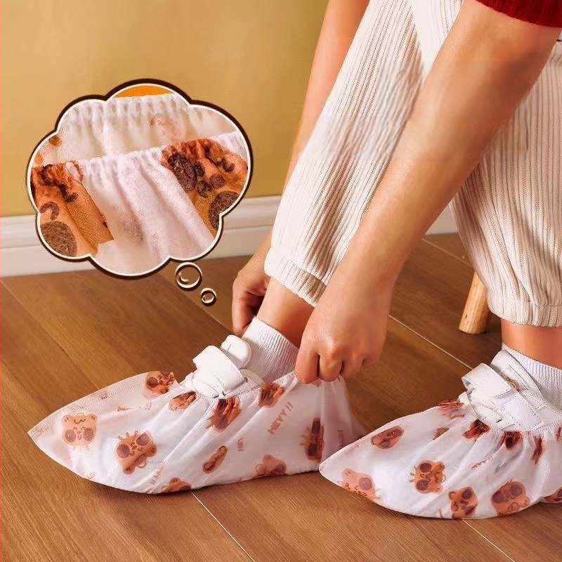 Vienkartiniai nepluošto avalynės uždangalai, su karikatūrų spauda, pakuotėje 50 vnt