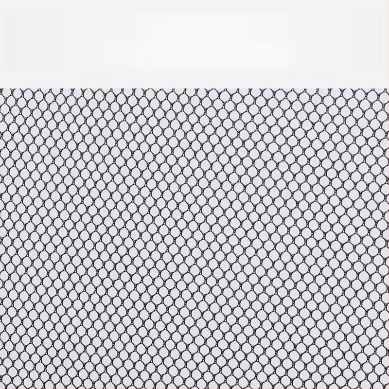 Viduje skirta vaiko saugos tvora iš apsauginio audinio, tinkama grindims arba lovai, skatinanti ropėjimą