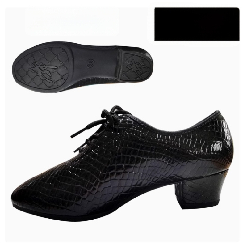 Moterų šokių bateliai - minkštas padas treniruotėms, kvėpuojantys ir lengvi; skirti latino, baletui ir šiuolaikiniam šokiui; viršus: sintetinė oda; pada: guma