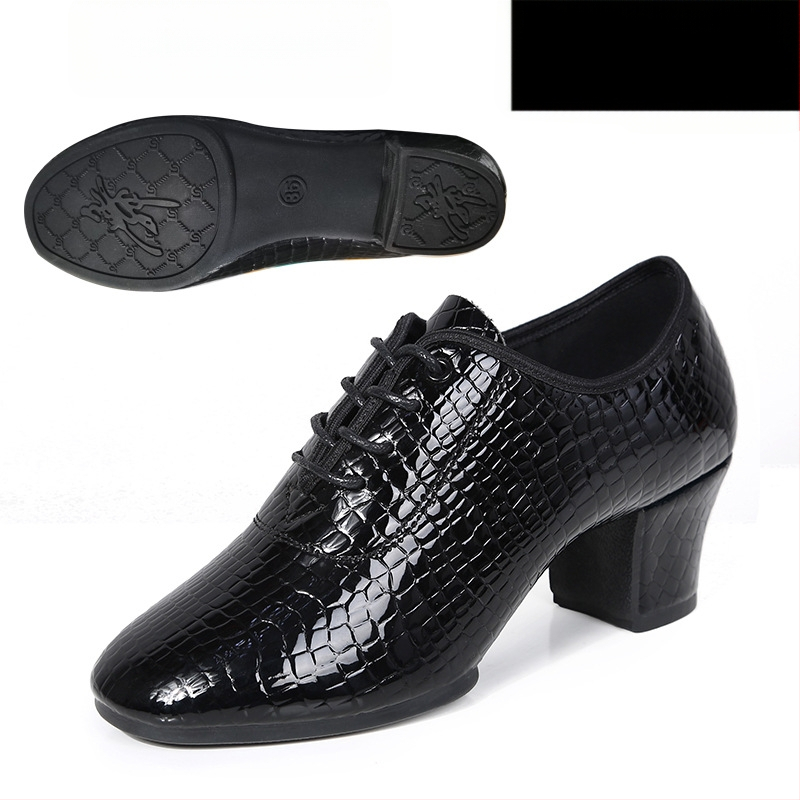 Moterų šokių bateliai - minkštas padas treniruotėms, kvėpuojantys ir lengvi; skirti latino, baletui ir šiuolaikiniam šokiui; viršus: sintetinė oda; pada: guma