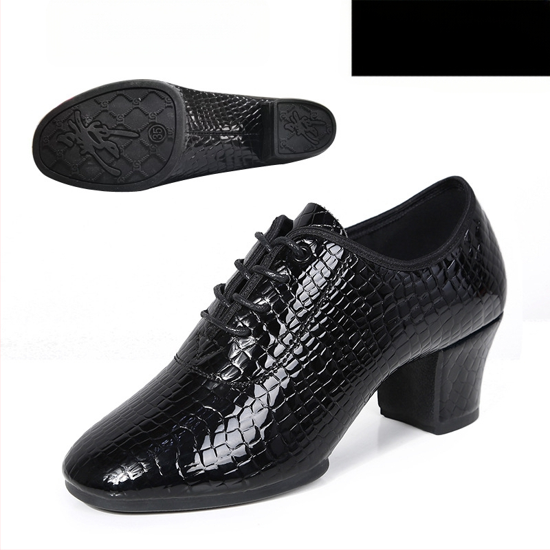 Moterų šokių bateliai - minkštas padas treniruotėms, kvėpuojantys ir lengvi; skirti latino, baletui ir šiuolaikiniam šokiui; viršus: sintetinė oda; pada: guma