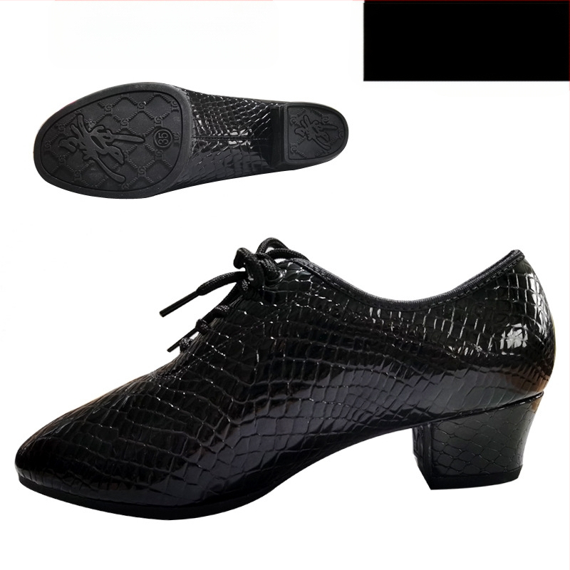 Moterų šokių bateliai - minkštas padas treniruotėms, kvėpuojantys ir lengvi; skirti latino, baletui ir šiuolaikiniam šokiui; viršus: sintetinė oda; pada: guma