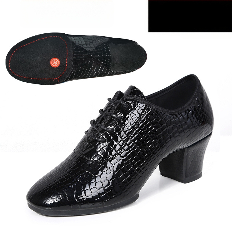 Moterų šokių bateliai - minkštas padas treniruotėms, kvėpuojantys ir lengvi; skirti latino, baletui ir šiuolaikiniam šokiui; viršus: sintetinė oda; pada: guma