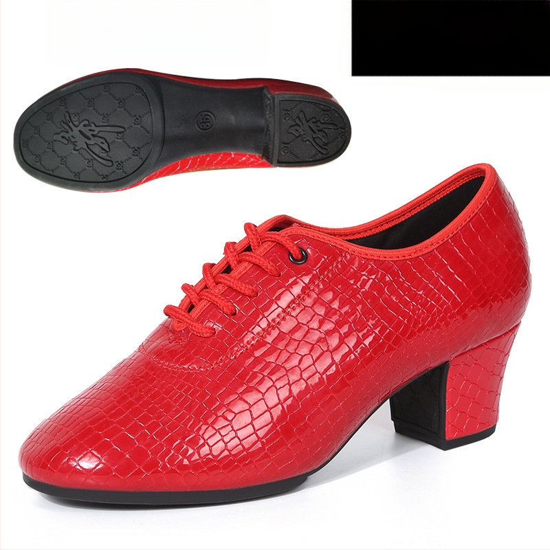 Moterų šokių bateliai - minkštas padas treniruotėms, kvėpuojantys ir lengvi; skirti latino, baletui ir šiuolaikiniam šokiui; viršus: sintetinė oda; pada: guma