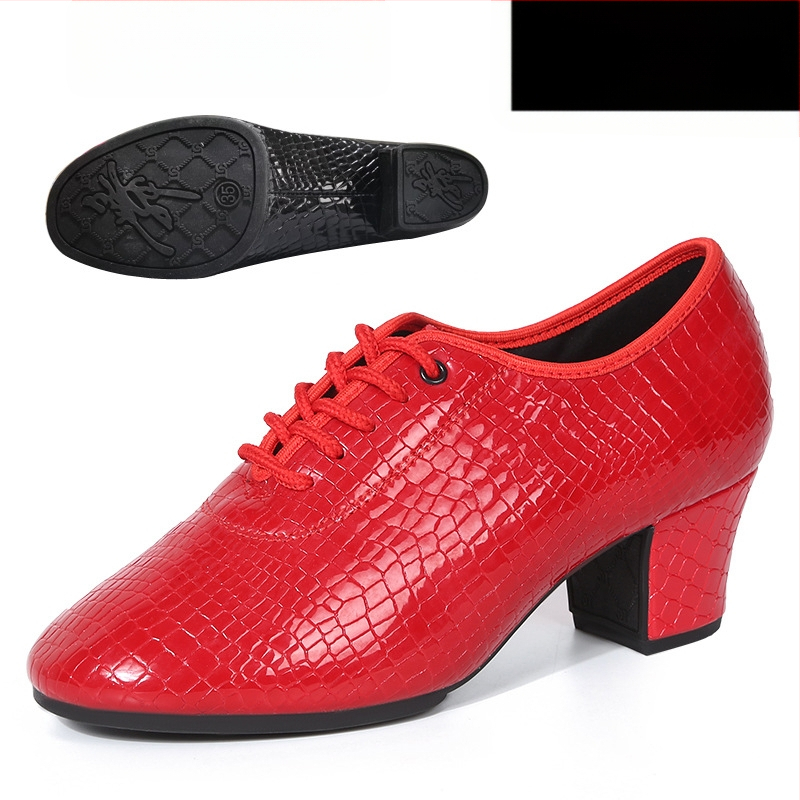 Moterų šokių bateliai - minkštas padas treniruotėms, kvėpuojantys ir lengvi; skirti latino, baletui ir šiuolaikiniam šokiui; viršus: sintetinė oda; pada: guma