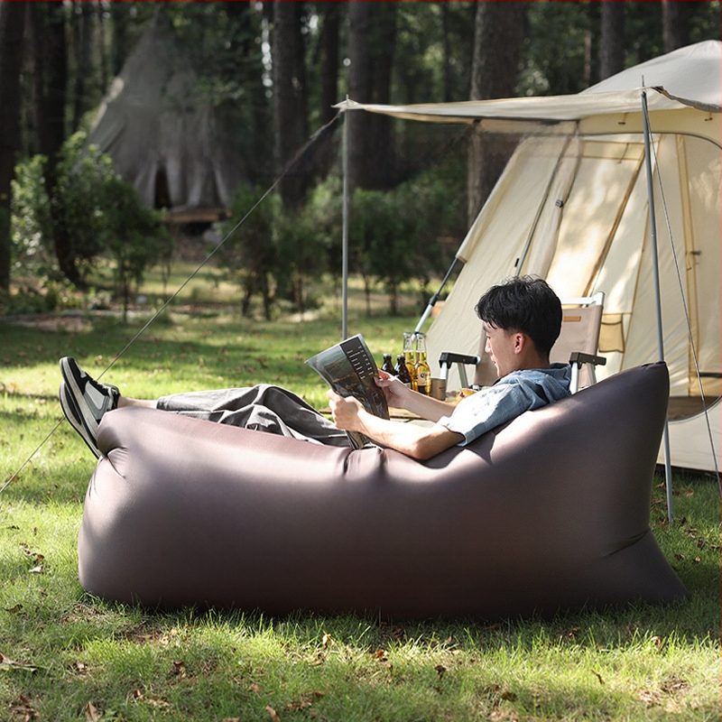 Puhutav diivanvoodi telkimiseks ja välitegevusteks, kaasaskantav puhke-diivan (Raskus: 800 g; Koormus: 120 kg; Pind: 210T ruuduline kangas; Kategooria: õhuvoodi)