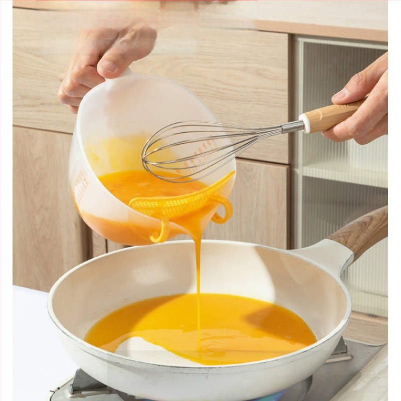 Plastikinis filtravimo matavimo puodelis su skale, skirtas kiaušinių skystiems kepimui