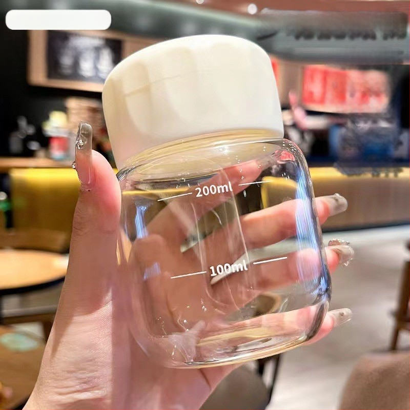 Stiklinė vandens taurelė su gaubteliu, šiuolaikinio minimalistinio dizaino, logotipo spauda, vientisa stiklo konstrukcija, atspari aukštoms temperatūroms