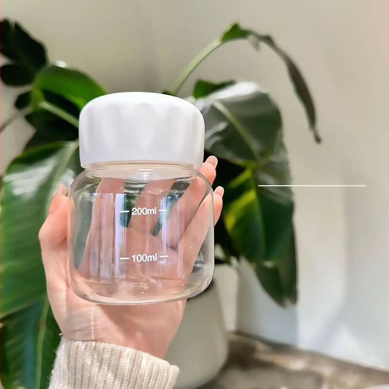 Stiklinė vandens taurelė su gaubteliu, šiuolaikinio minimalistinio dizaino, logotipo spauda, vientisa stiklo konstrukcija, atspari aukštoms temperatūroms