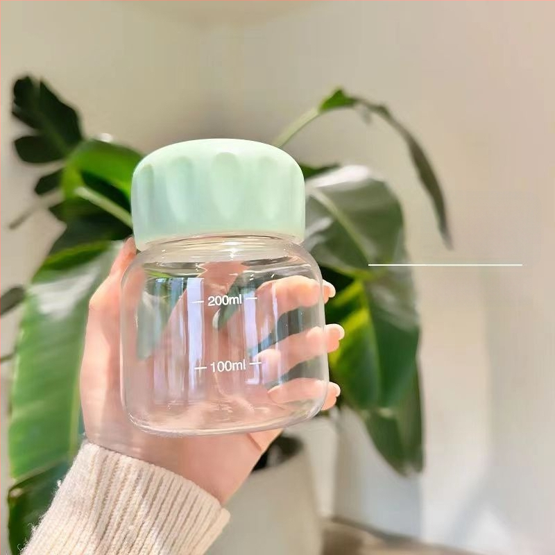 Stiklinė vandens taurelė su gaubteliu, šiuolaikinio minimalistinio dizaino, logotipo spauda, vientisa stiklo konstrukcija, atspari aukštoms temperatūroms