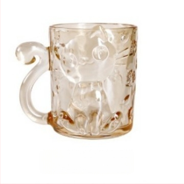 Krištolo stiklo puodelis su katės karikatūros dizainu, cilindrinė forma su rankenėle (krištolo stiklas; karikatūrinis stilius; cilindrinė forma; 200 g; pritaikymas įmanomas)