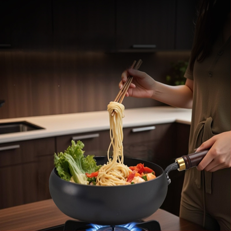 Geležinis wok su dideliu pilvu, be dangos, plokščiu dugnu, stiklo dangteliu, 1,4 kg, kinų stilius, suderinamas su dujinėmis/indukcinėmis/elektrinėmis viryklėmis