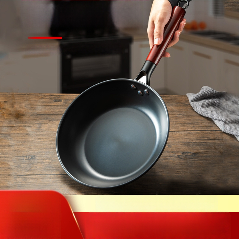 Nitriduota plokšči kepimo keptuvė iš plono geležies, vieno dugno, tinkama dujinei ir indukcinei viryklei, 1–3 kg