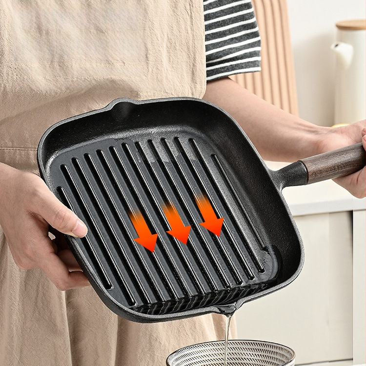 Kepimo keptuvė su plokščiu dugnu iš ketaus, NPJG modelis, 3 cm gylis, 1 kg svoris, be dūmų