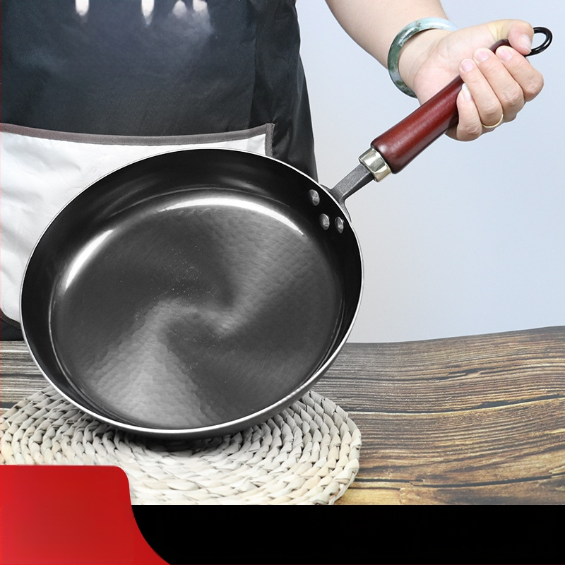 Keptuvė iš kaltojo geležies su veidrodiniu paviršiumi, rankų kalimo, be dangos, su vienu dugnu, svoris 1,15–1,75 kg, tinkama dujinėms viryklėms