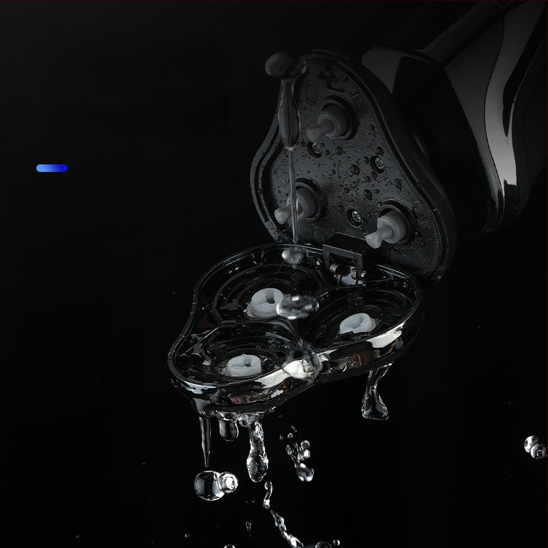 Elektrinis skutimosi prietaisas su plaukiojančia 3 peilių galva, nuimamama ir plaunama pjovimo galvutė, įmontuota baterija 300–500 mAh, veikimo laikas iki 60 min, įkrovimo laikas 1 val