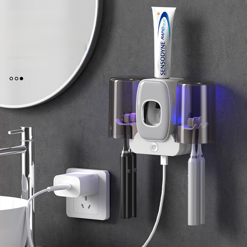 Ant sienos tvirtinamas dantų šepetėlių laikiklis su UV sterilizacija, dantų pastos išspaudiklis ir dvigubas puodelių laikymo skyrius, iš plastiko