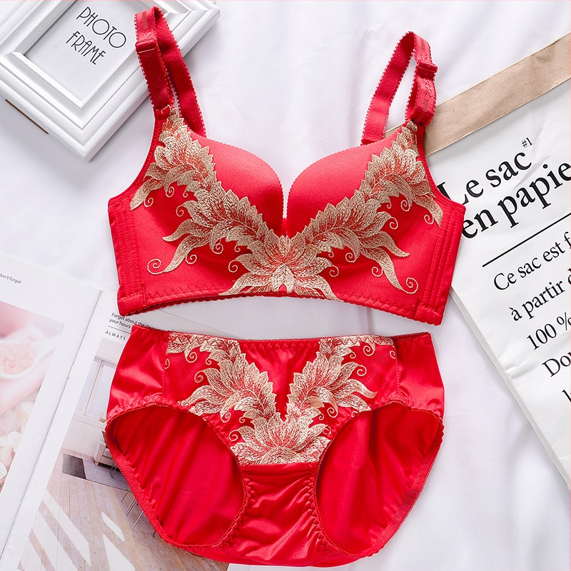 Nailonist rinnahoidja komplekt, 3/4 kuppidega, ilma metallrõngasteta, eemaldatavad kahekordsed õlad, vahtkussid, tagant kolmeridade kinnitamine, klassikaline luksusstiil