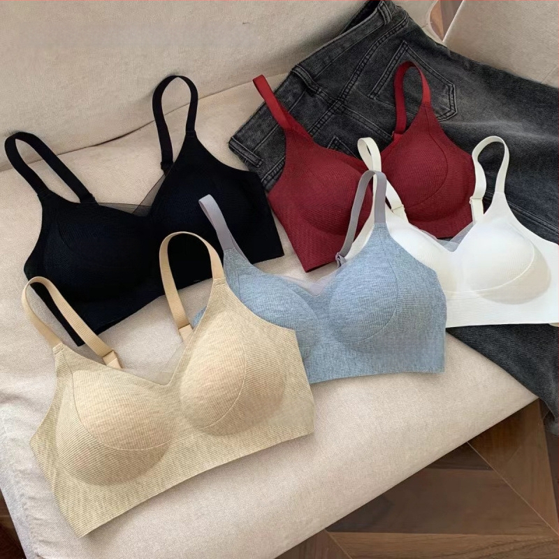 Rudens-žiemos liemenėlė, be siuvimo, su susitraukimu, 3/4 puodeliai, ploni formuoti puodeliai, fiksuoti dvigubi dirželiai, nugaros trijų eilučių kabliukai, be vielos