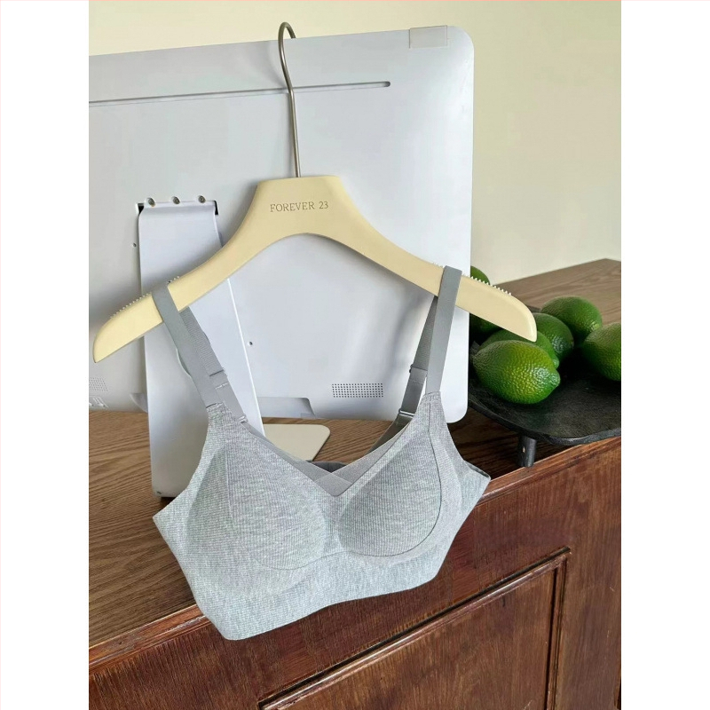 Rudens-žiemos liemenėlė, be siuvimo, su susitraukimu, 3/4 puodeliai, ploni formuoti puodeliai, fiksuoti dvigubi dirželiai, nugaros trijų eilučių kabliukai, be vielos