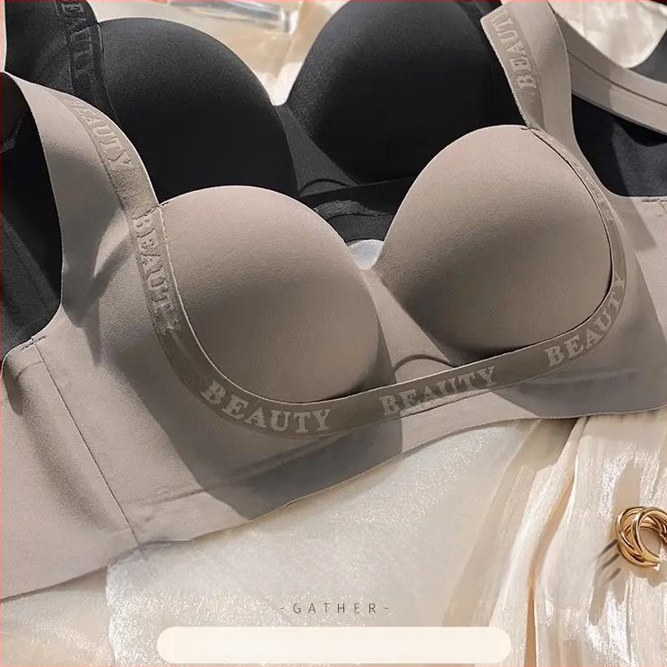 Be laidų poliesterio liemenėlė mažam biustui – plonos formuojančios kaušelius, fiksuoti dvigubi petys, nugaros užsegimas su keturiais kabliukais, patogus stilius.