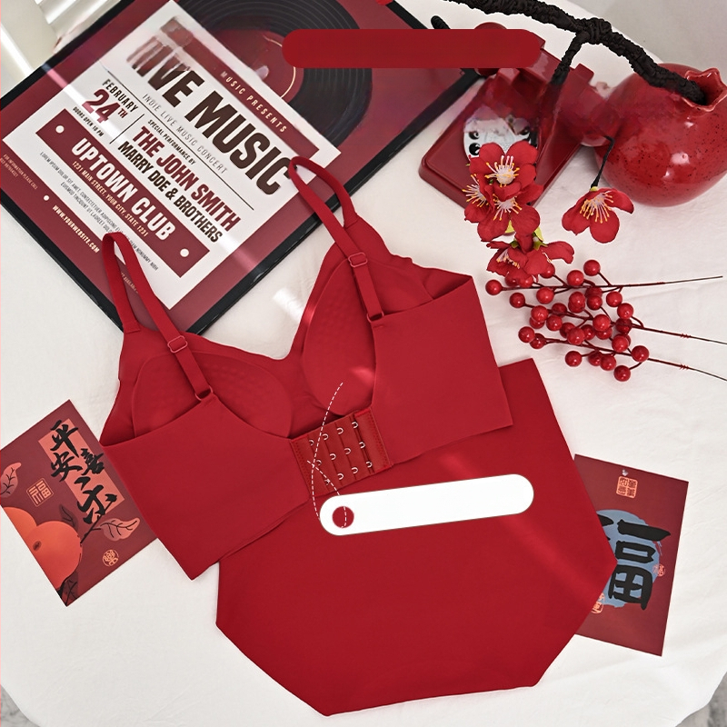 Bevielinis vestuvinis moterų apatinių komplektas - liemenėlė su 3/4 kaušeliais, plonos formuojančios kupos, pagrindinis audinys 66% nailonas, 34% spandeksas, užpakalinis užsegimas su keturiais kabliukais