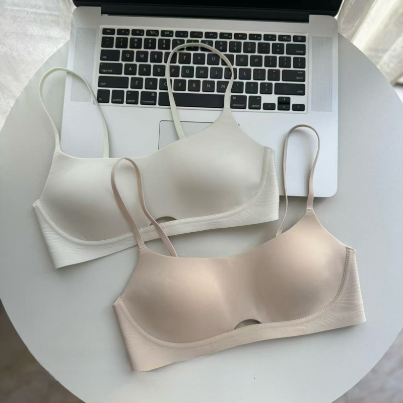 Be siūlių, kvėpuojanti iš nailono; plonas formuojamas kaušelis; fiksuotos dvigubo petnešėlės; užpakalinė dviejų eilių sagtelė; pamušalas iš poliesterio.