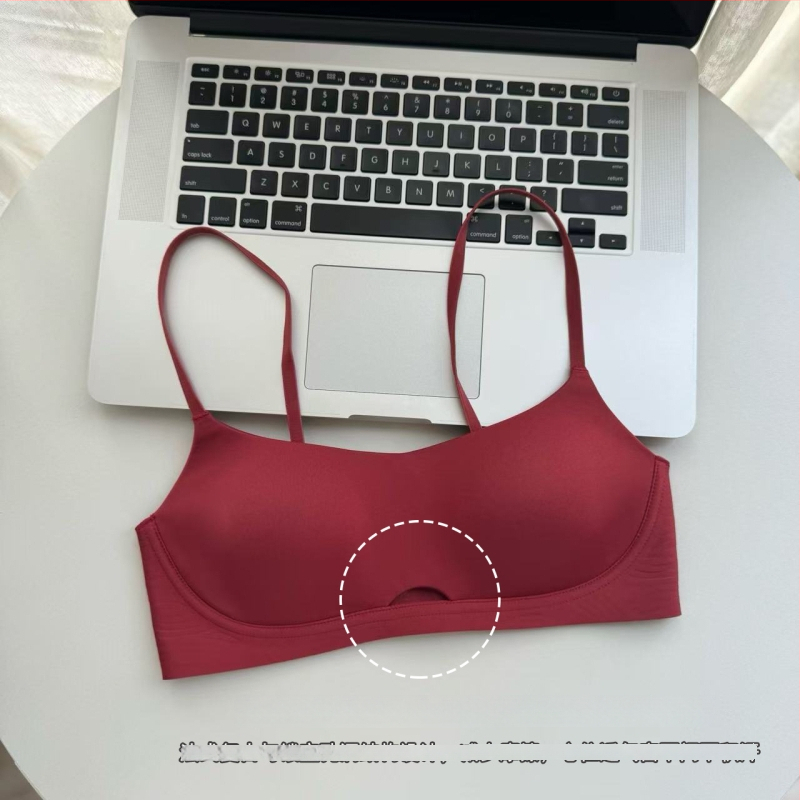 Be siūlių, kvėpuojanti iš nailono; plonas formuojamas kaušelis; fiksuotos dvigubo petnešėlės; užpakalinė dviejų eilių sagtelė; pamušalas iš poliesterio.