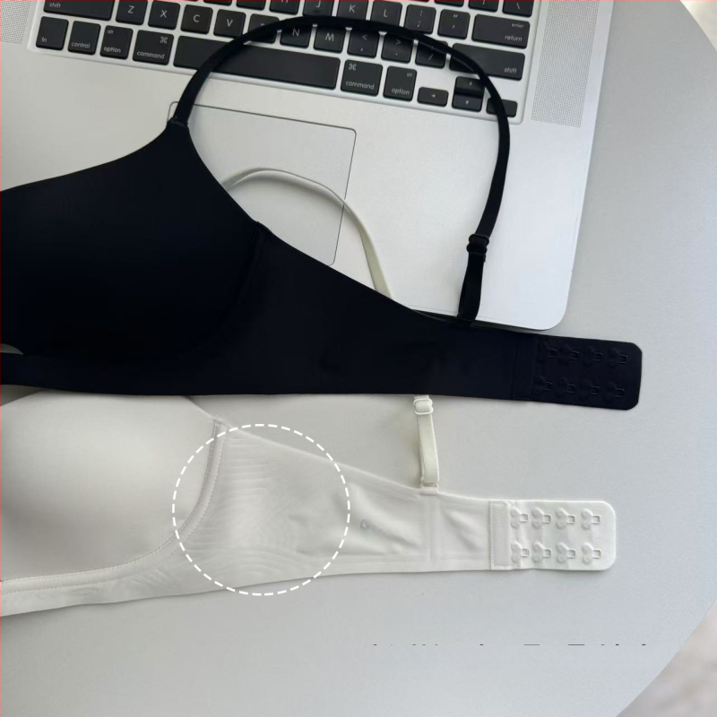 Be siūlių, kvėpuojanti iš nailono; plonas formuojamas kaušelis; fiksuotos dvigubo petnešėlės; užpakalinė dviejų eilių sagtelė; pamušalas iš poliesterio.