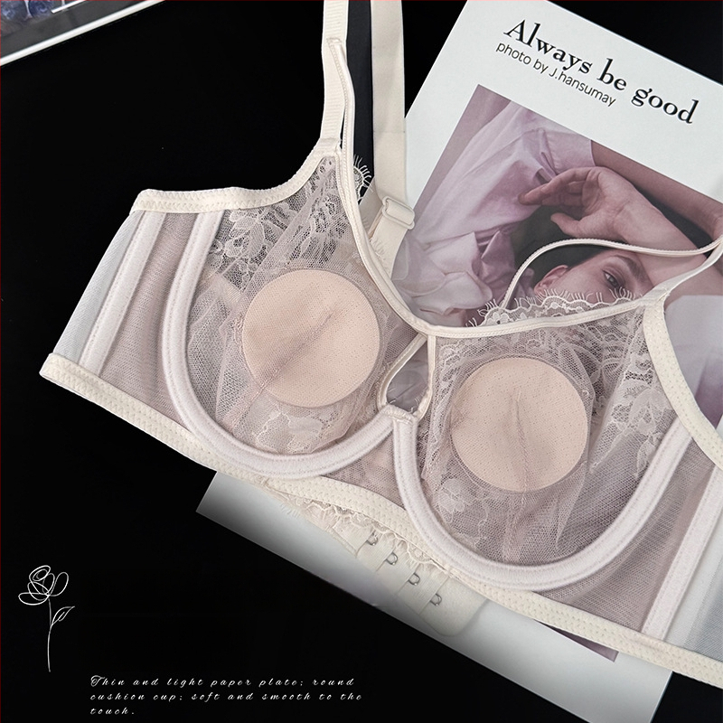 Nėriniuota nailono liemenėlė su itin plonais formuojamais puodeliais, medvilninė įdaila, fiksuoti plečiai ir nugaros trijų eilių užsegimas