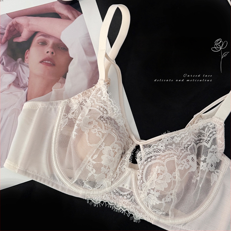 Nėriniuota nailono liemenėlė su itin plonais formuojamais puodeliais, medvilninė įdaila, fiksuoti plečiai ir nugaros trijų eilių užsegimas