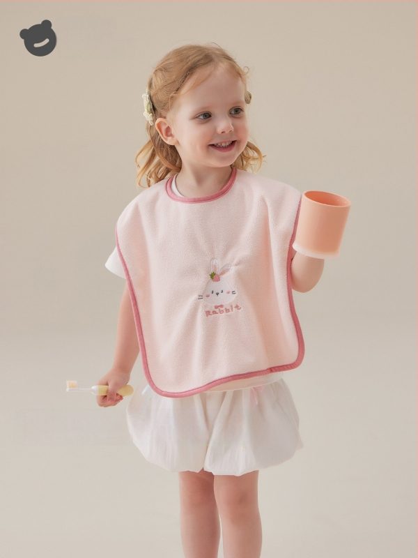 Laste näopuhastamiseks ja hammaste harjamiseks veekindla bibiga pesulapp, polüestri kiud, sobib 0–6-aastastele, kogu aasta kasutamiseks