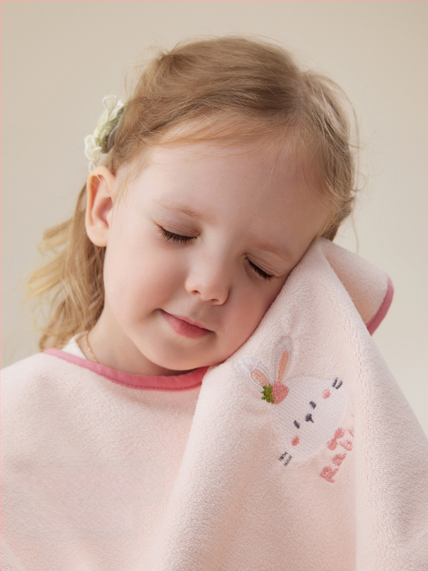 Laste näopuhastamiseks ja hammaste harjamiseks veekindla bibiga pesulapp, polüestri kiud, sobib 0–6-aastastele, kogu aasta kasutamiseks