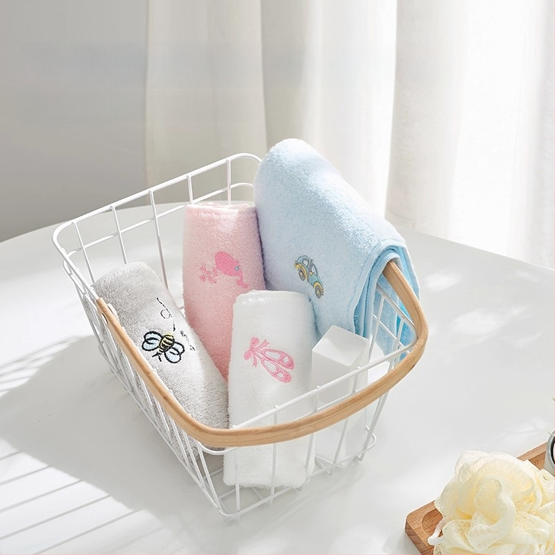 Sanli medvilninis veido rankšluostis su siuvinėjimu, 32S siūlai, svoris mažiau nei 50 g