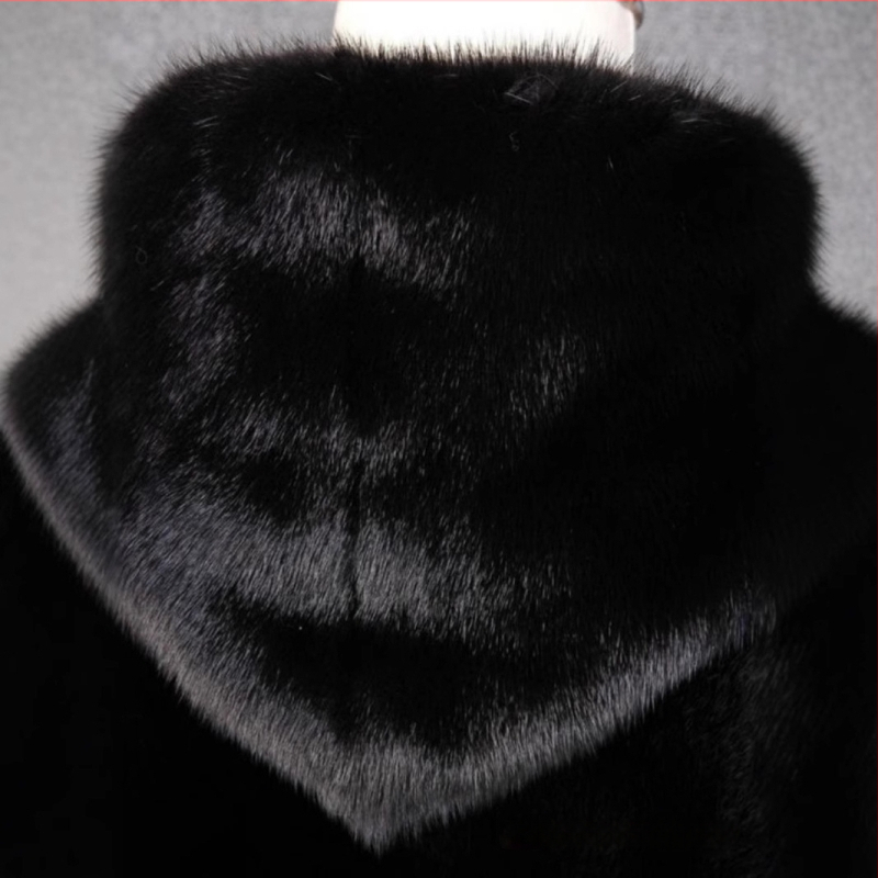 Vīriešu kažokādas mētelis ar kapuci no norkas kažokādes, vidējā garuma, brīvā piegriezuma, rāvējslēdzēja aizdare, īsta kažokāda