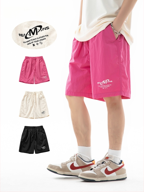 Neskaņoti neilona šorti ar drukātiem burtiem, viduklis vidējais, aizdare ar auklu, brīvs piegriezums