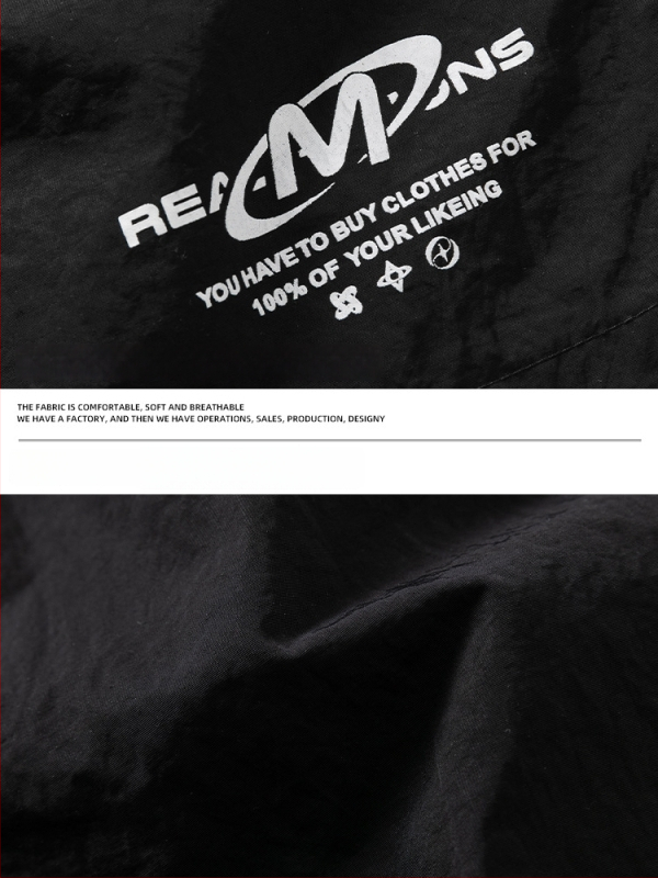 Neskaņoti neilona šorti ar drukātiem burtiem, viduklis vidējais, aizdare ar auklu, brīvs piegriezums