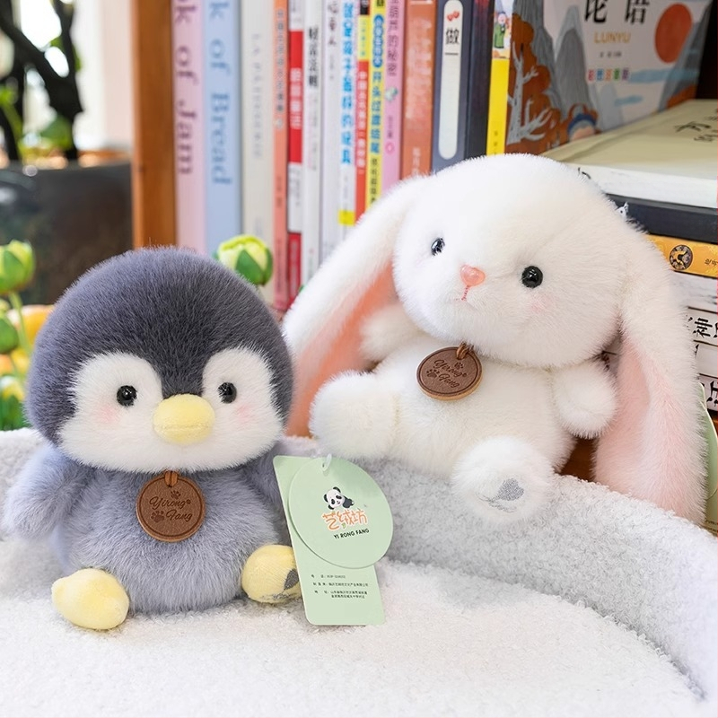 Pliušiniai žaislai – trumpas pliušas, PP vatos užpildas; rinkinys su drambliu, lapė, kapibara ir pingvinas; nuo 14 metų; unisex