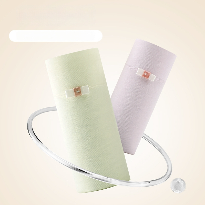 Moteriškos modalinius menstruacinius apatinius su nuotėkio apsauga, vidutinio juosmens, kvėpuojančios, drėgmę sugeriančios, odai malonios; tarpklotė medvilninė 92%, pagrindinis audinys modal (regeneruota celulozė 90%)