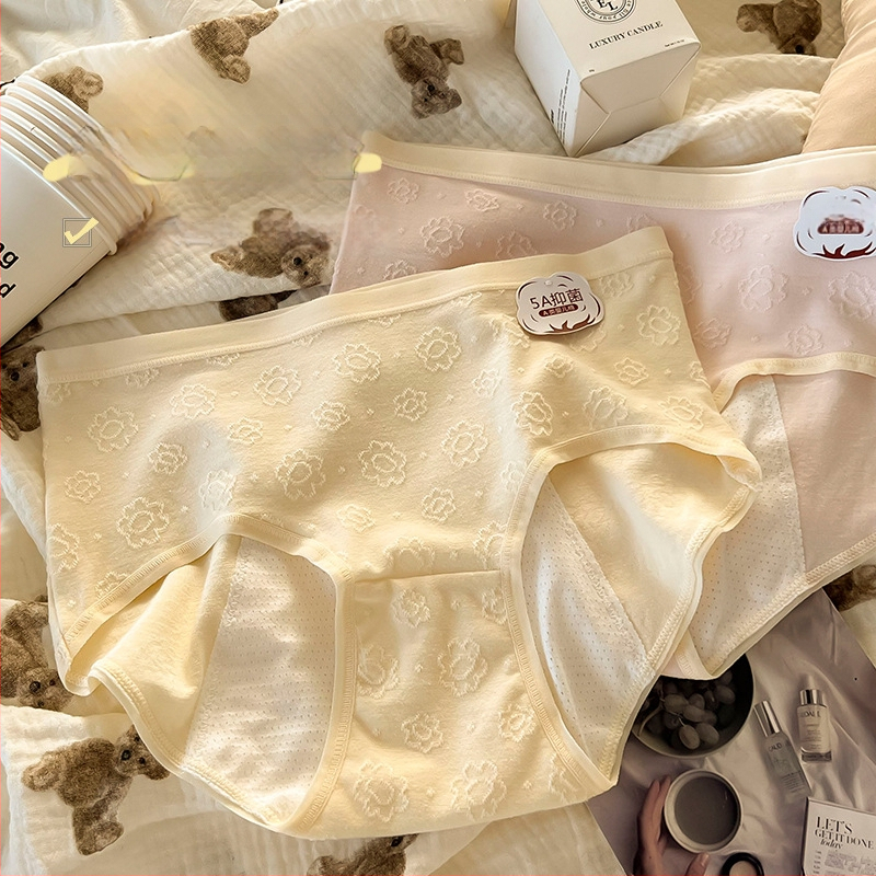 Mėnesinių apatinių drabužių moterims, vidutinio juosmens, pagrindinis audinys 95% medvilnė, tarpakičio įdaila 100% medvilnė; stilius: kelnaitės; funkcija: fiziologija.