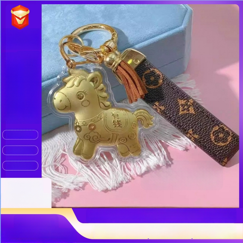 Telefono grandinė su pakabuku ir raktų kilpa – metalas su aukso įdaru, geometrinės formos, šiuolaikiškas minimalistinis stilius, atskira pakuotė