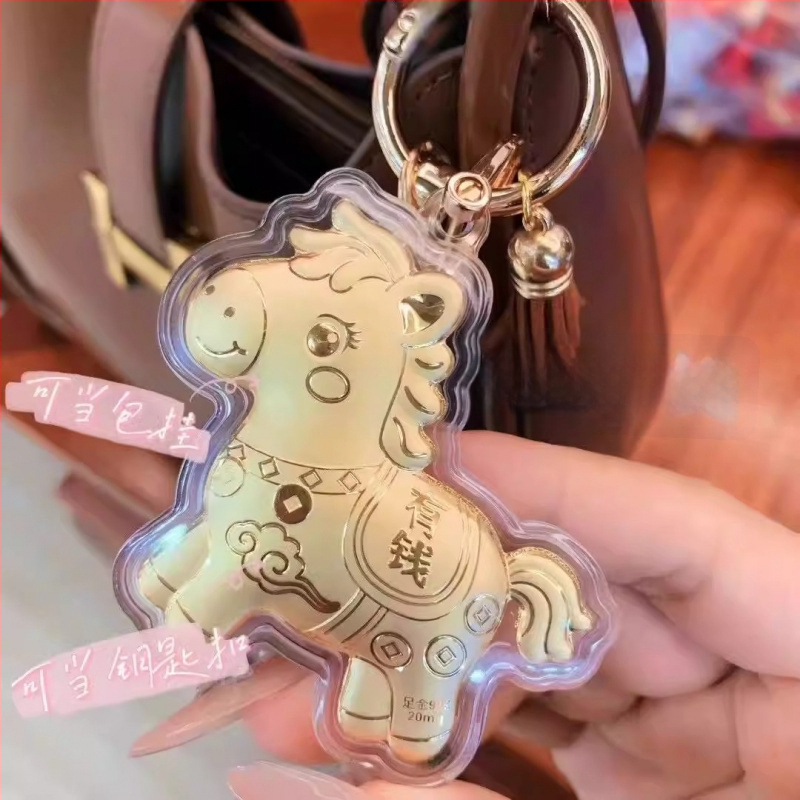 Telefono grandinė su pakabuku ir raktų kilpa – metalas su aukso įdaru, geometrinės formos, šiuolaikiškas minimalistinis stilius, atskira pakuotė